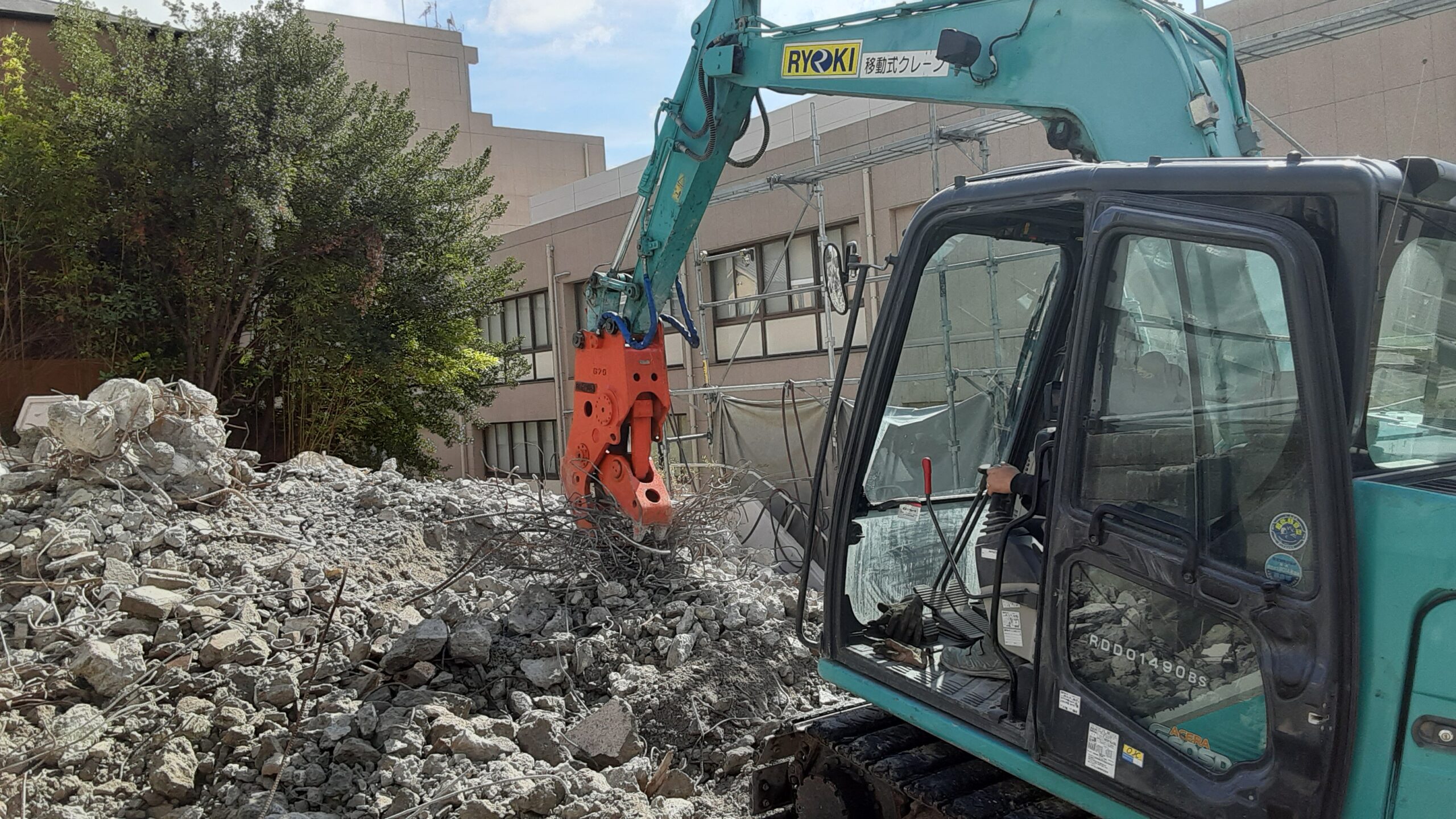 コンクリート砕き作業